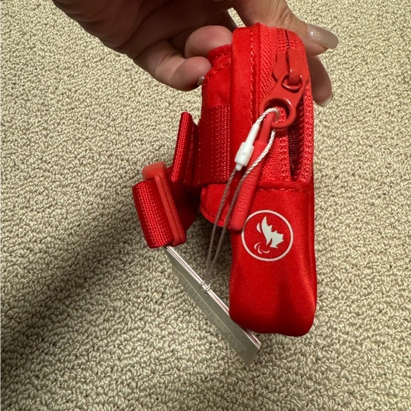 LULULEMON .7 L CANADA BELT BAG - Picture 5 of 6